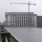 duben 2004 - Stavba knihovny na Piaţa Unirii (Náměstí Sjednocení)